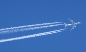 Trainées de condensation : pourquoi les avions font-ils des traînées blanches dans le ciel ?